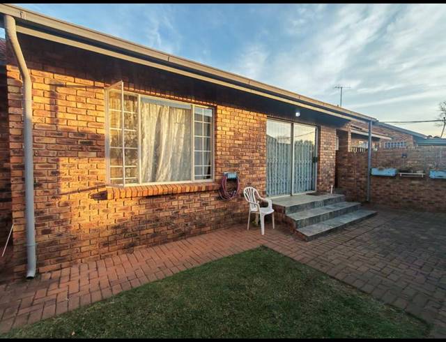 3 BEDROOM TOWNHOUSE FOR SALE IN ELDORAIGNE
